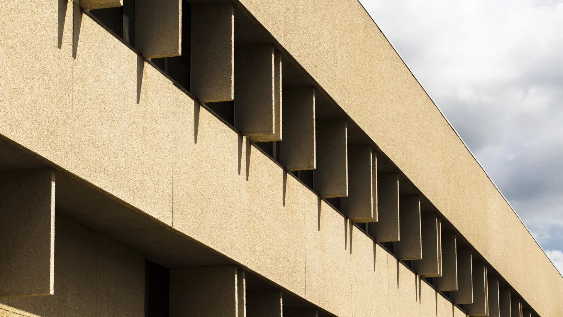 vista lateral del edificio con superficie de yeso grueso